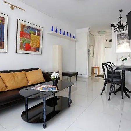 Gorgeous 2 Bedroom Duplex In City Center *