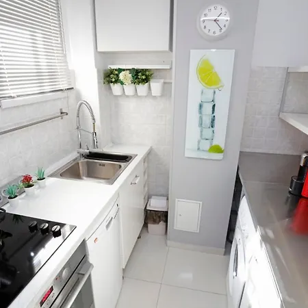 Gorgeous 2 Bedroom Duplex In City Center Apartment