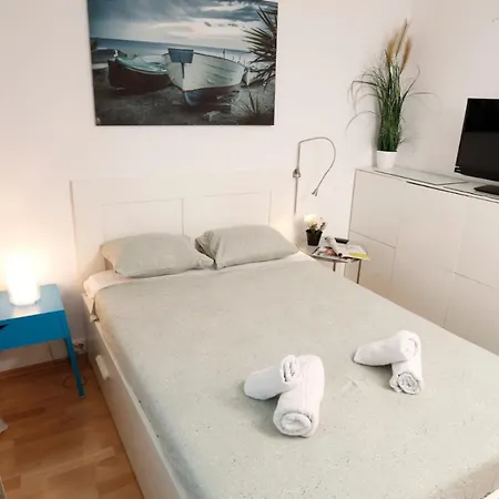 Gorgeous 2 Bedroom Duplex In City Center Apartment *