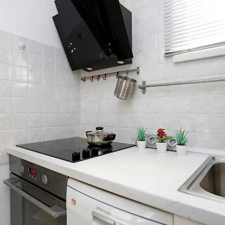 Gorgeous 2 Bedroom Duplex In City Center