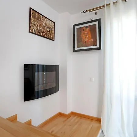 Gorgeous 2 Bedroom Duplex In City Center Apartment