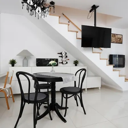 Gorgeous 2 Bedroom Duplex In City Center *