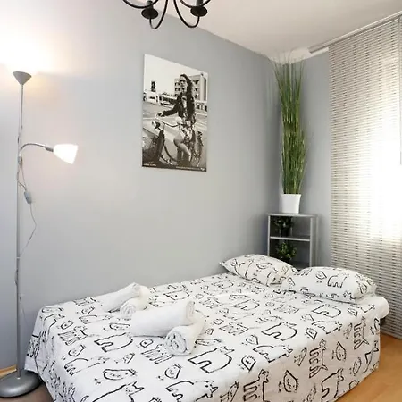 Gorgeous 2 Bedroom Duplex In City Center