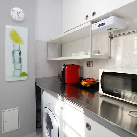 Gorgeous 2 Bedroom Duplex In City Center *